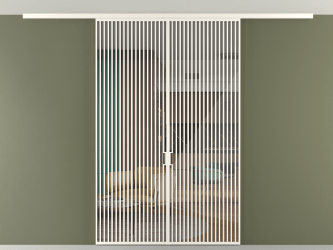 Перегородка Формато вдоль стены на потолок 2 створки АЛПР 040.06 Алюминий пудровый белый Рефлективное прозрачное стекло "Стопсол", калёное Цена 459520 ₽ | Volhovec