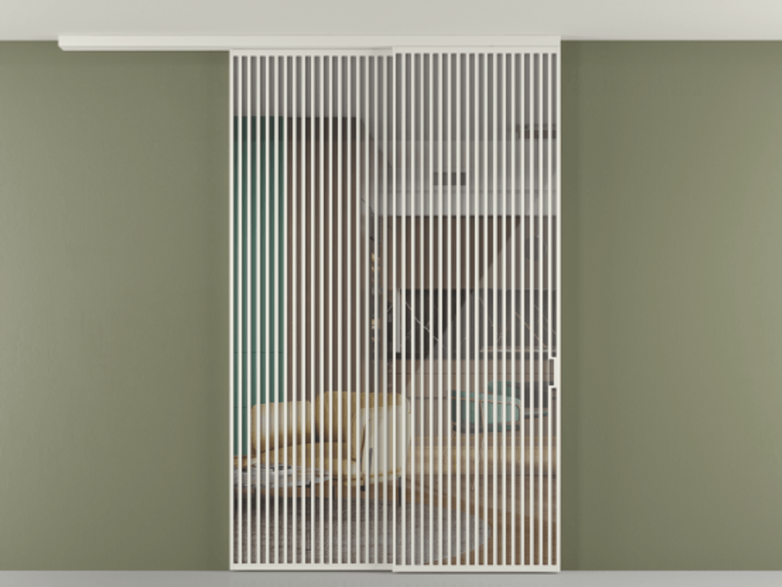 Перегородка Формато вдоль стены на потолок 2 створки с синхронным механизмом АЛПР 040.06 Алюминий Белый Рефлективное прозрачное стекло "Стопсол", калёное Цена 441648 ₽ | Volhovec